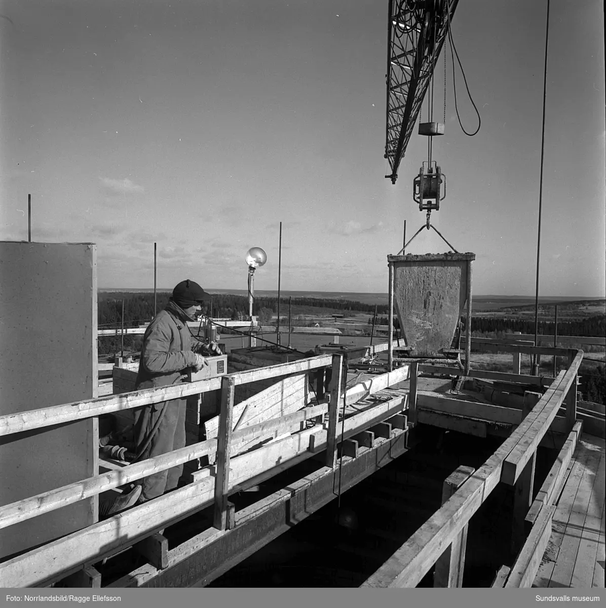 Bilder från bygget av vattentornet på Alnö, exteriör- och interiörbilder från gjutning och armering.