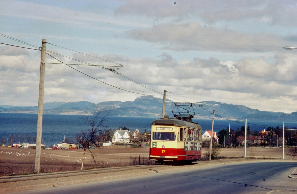 Vogn 17 på vei fra Lade på linje 2 med Trondheimsfjorden i bakgrunnen.