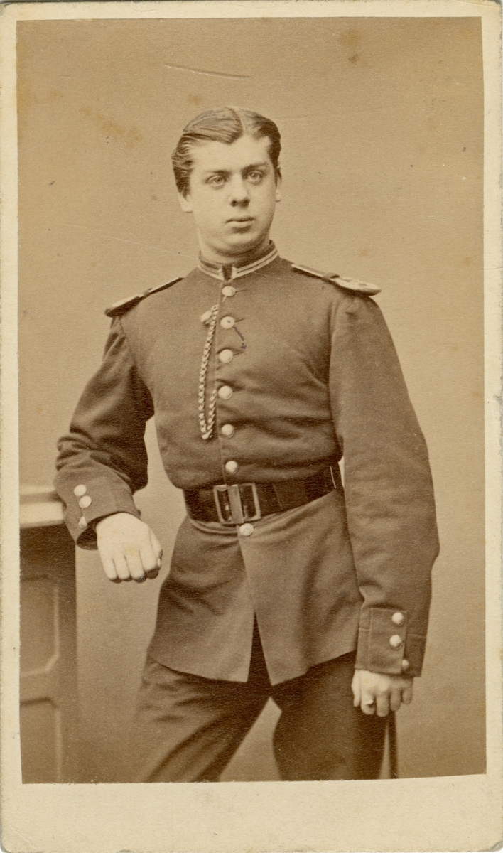 Porträtt av Georges Albert von Dardel, kapten vid Svea livgarde I 1. Se även bild AMA.0007095.