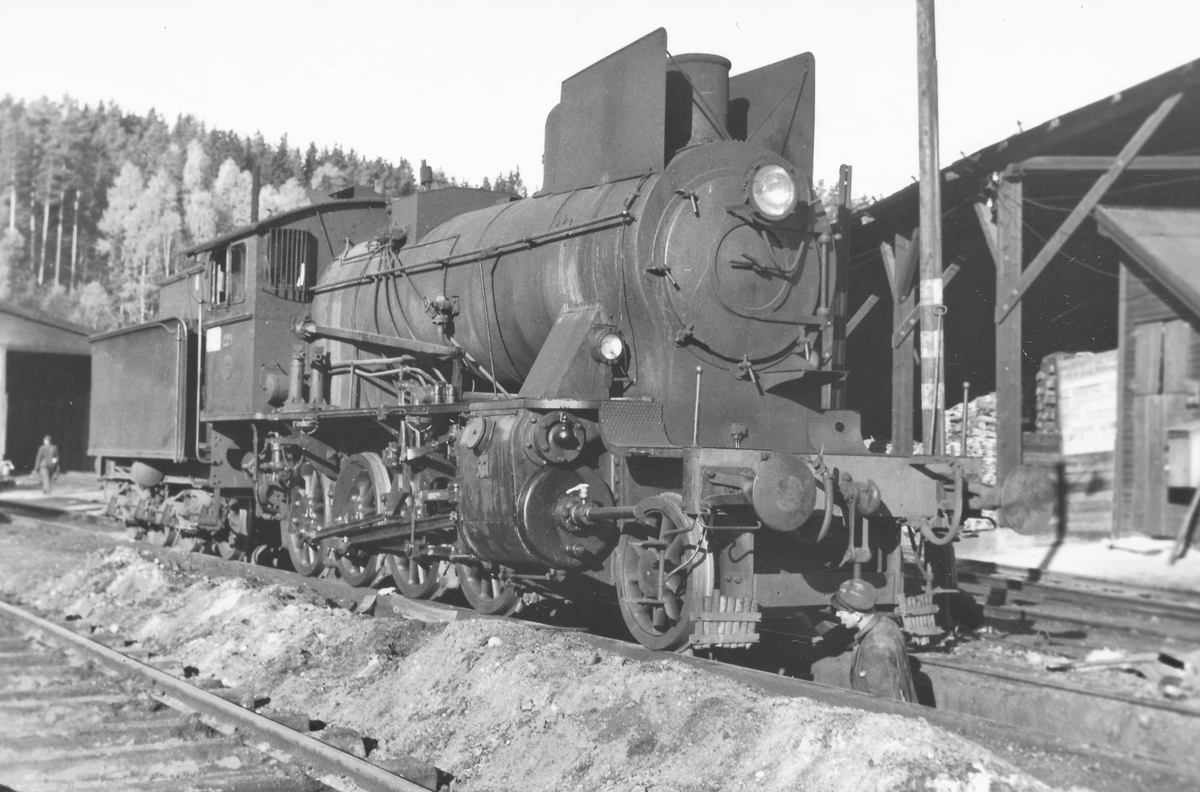 Damplokomotiv 24b 221 utenfor lokstallen på Hønefoss.