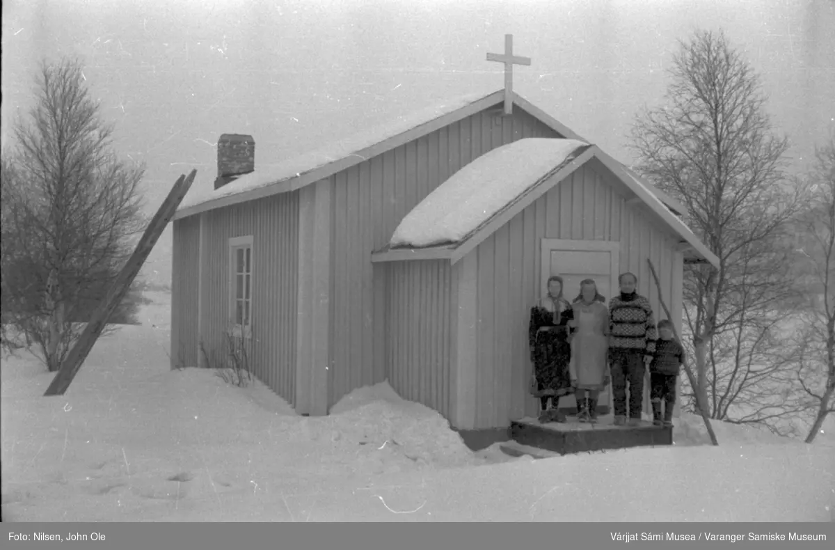 Nuvvus kapell i Utsjok kommune i Finland. Fire personer står på trappa. Kvinnen til venstre er Signe Nilsen. 1966.