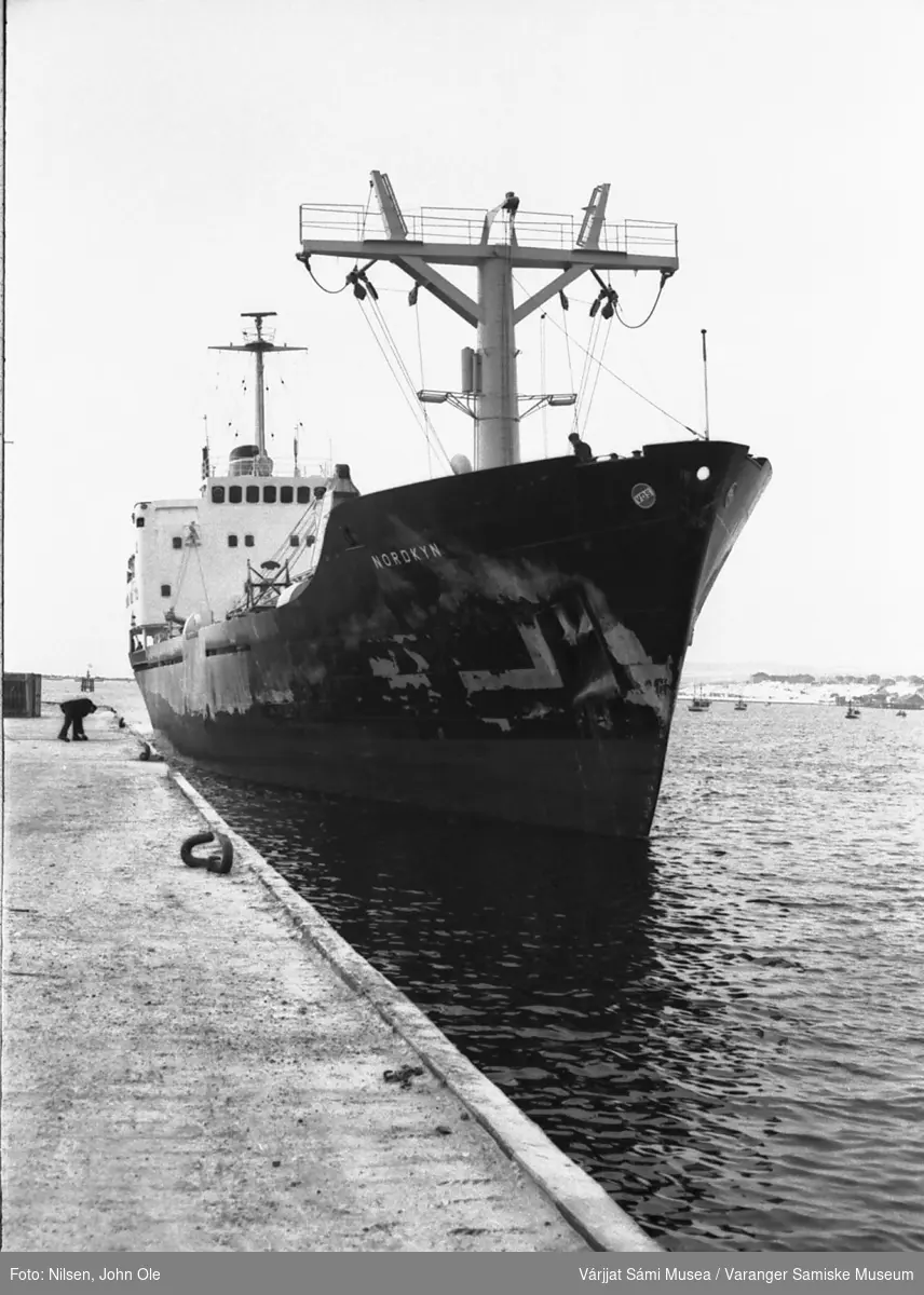 Lastebåten "Nordkyn" ligger ved kai i Vadsø. 1967