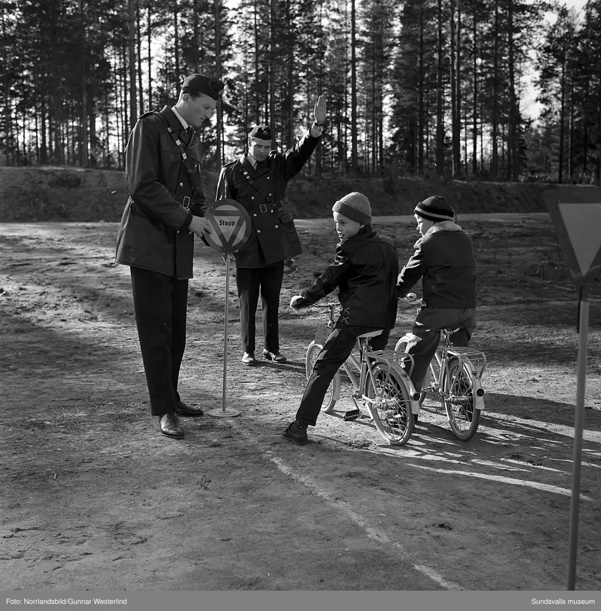 Polisen har trafikundervisning med cyklande barn. Okänd ort.