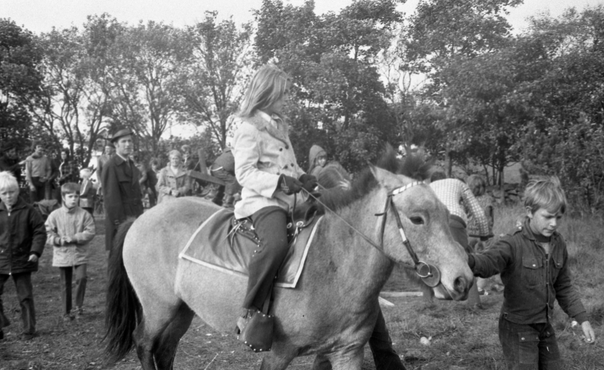 Riding på Hestmyr. 5/10-1972.