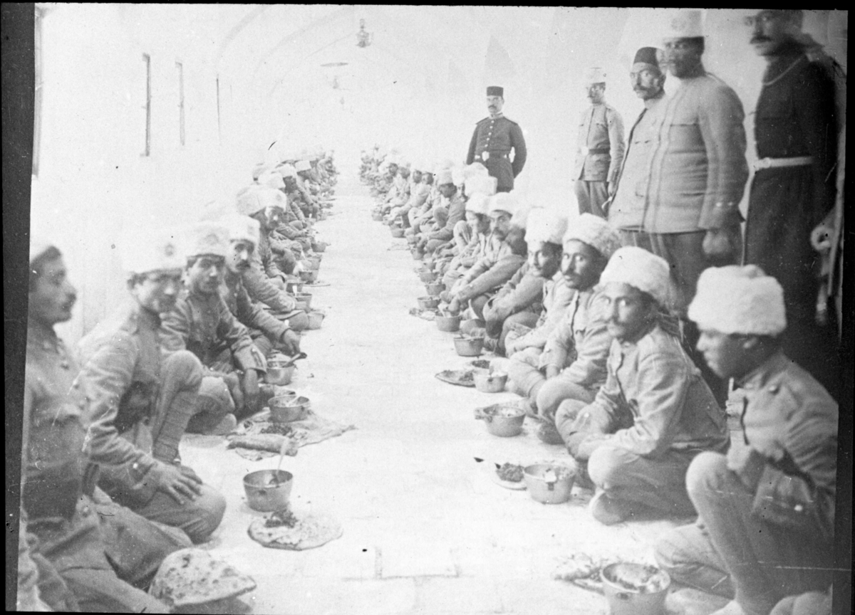 "Utspisning i 2a regementets matsal." i Teheran.