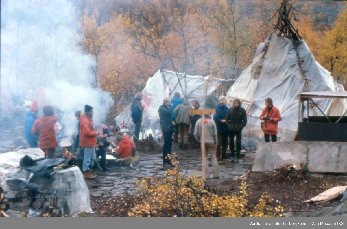 Altasaken, August 1979. Nullpunktet. Lavvo. Mennesker. Demonstranter. Bålrøyk.