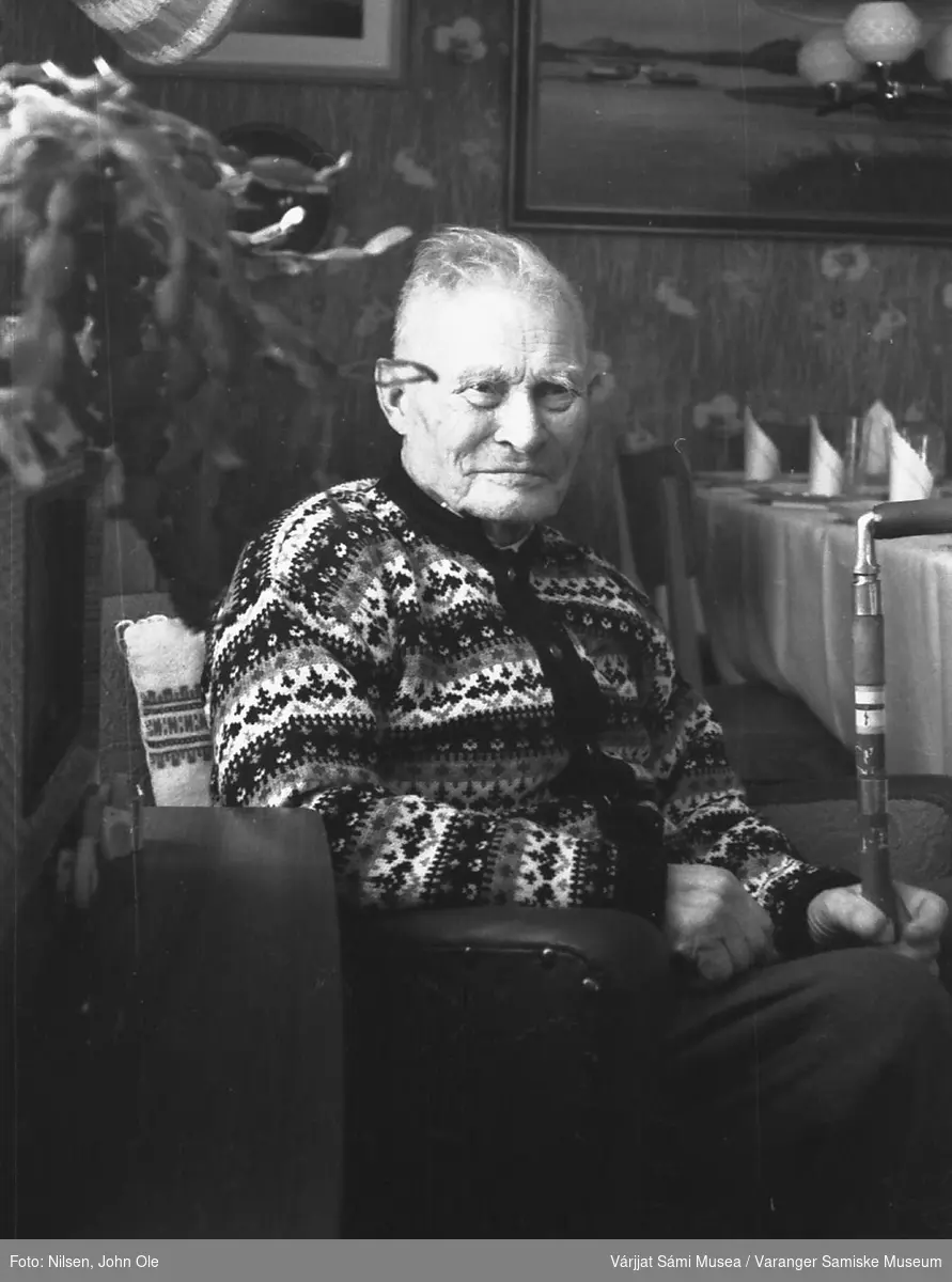 Portrett av Mikkel A. Johnsen. Muligens i forbindelse med hans 90-årsdag.  Ukjent sted 24. februar 1967.