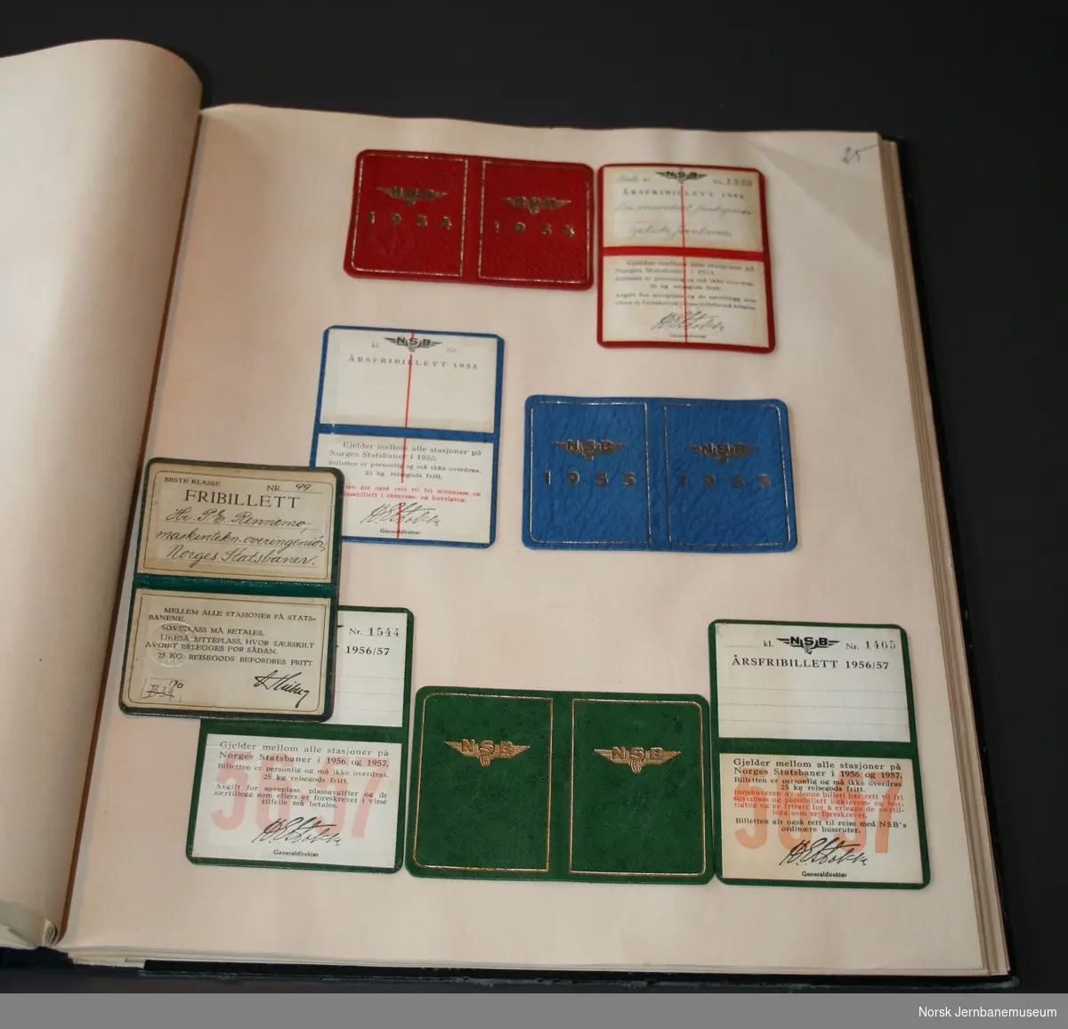 Utklippsbok med innlimte fribilletter 1871-1960