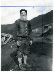 Portrett i helfigur av en mann ikledd en jakke med nikkers o