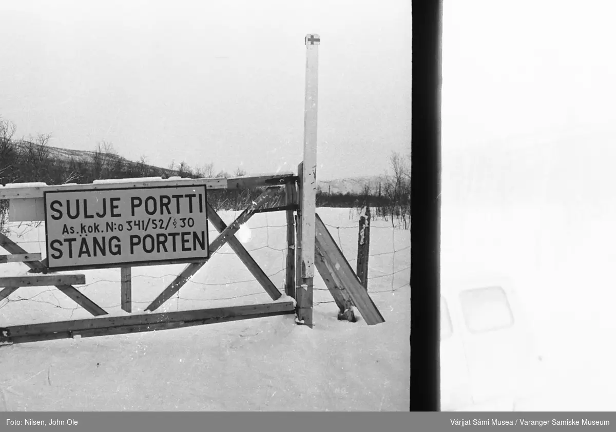 Grenseport med skilt på finsk og svensk samt et lite finsk flagg øverst på portstolpen. Ukjent sted 1967.