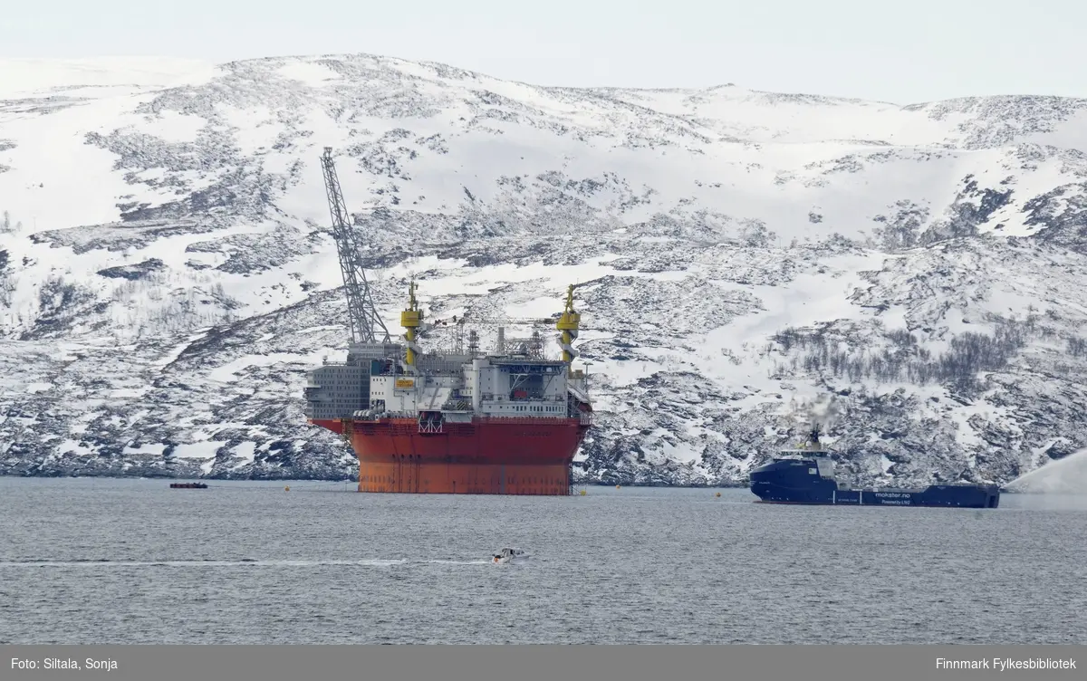 "Goliat" oljeplattform utenfor Hammerfest i april 2015 før den ble flyttet til Barensthavet. Goliatfeltet er Norges nordligste oljefelt i Barensthavet.