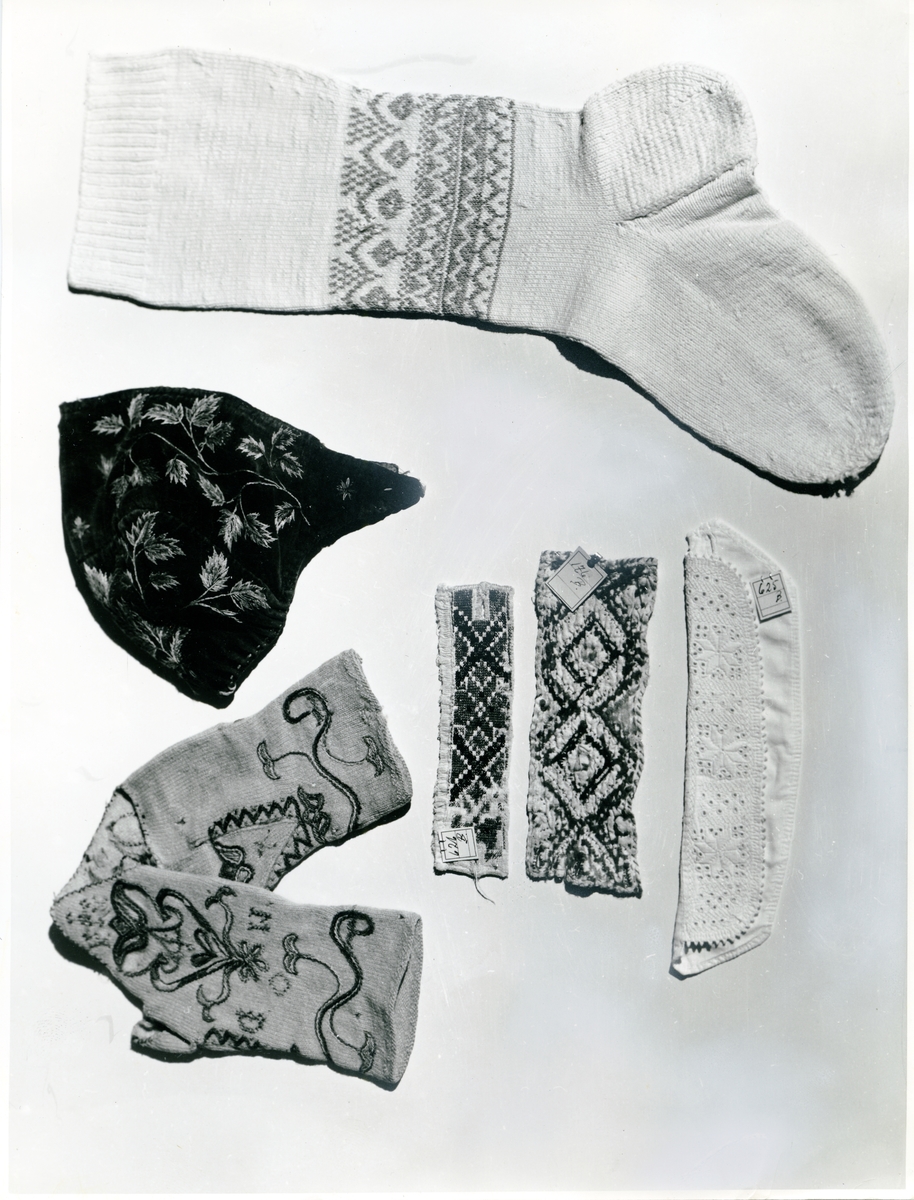 Ulike tradisjonstekstiler, bl.a sokker og bunadslue.