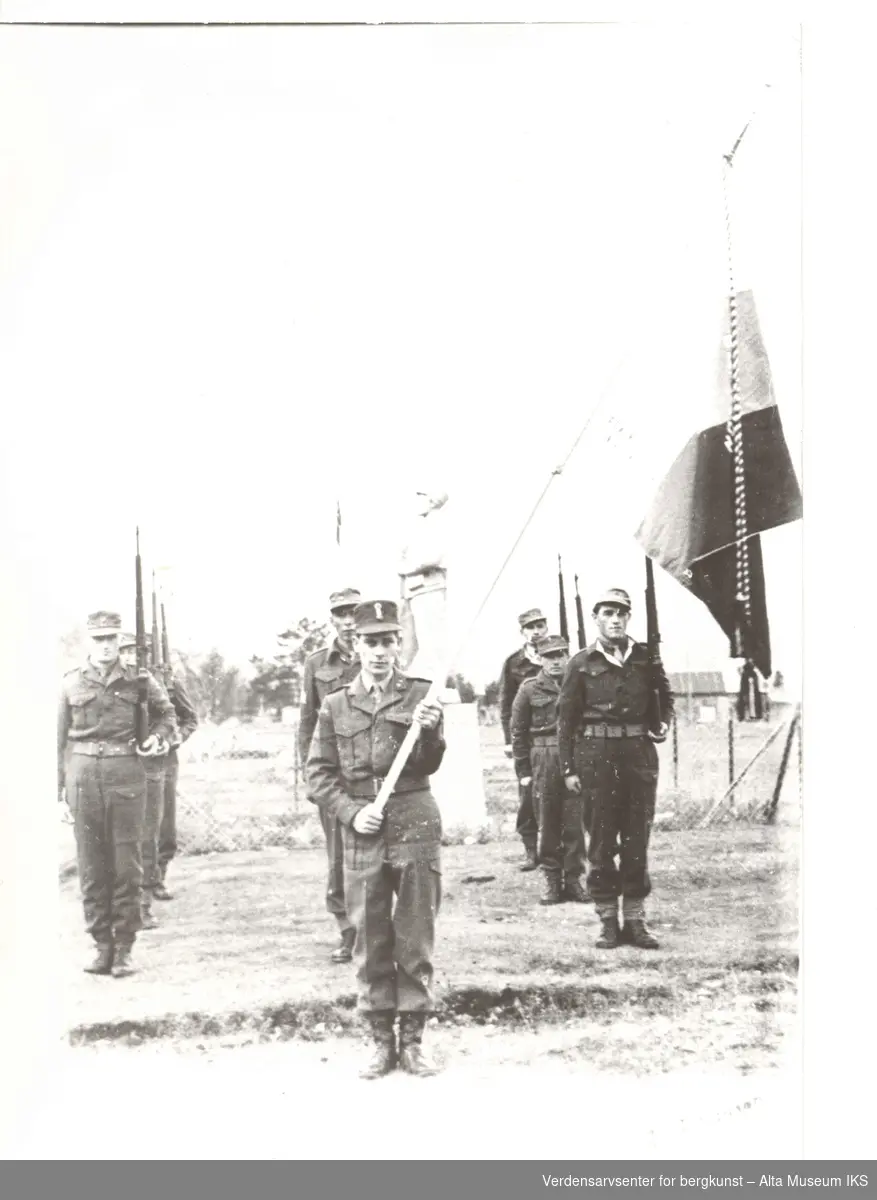 Soldater med våpen og flagg.
