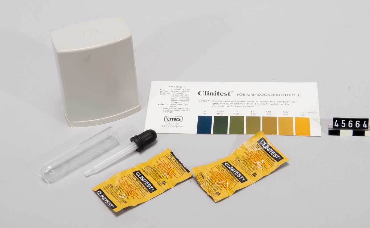Urinsockerkontrollset Clinitest. Testkit i 6 del. Vitt plastfodral innehållande  teströr (1 st) pipett (1 st) instruktioner samt provkarta (1 st) samt  förpackning med tabletter (2st). I tabletterna ingår alkalisk kopparsulfat och natriumcitrat som ger olika färg beroende på glukoshalt. Text på instruktion/provkarta: Urin - 1 droppe (0,1 ml) Vatten - 10 droppar (0,5 ml) Clinitest - 1 reagett Vänta i 15 sekunder efter det att kokningen har upphört och skaka därefter provröret försiktigt. Avläs jämför med färgskala.