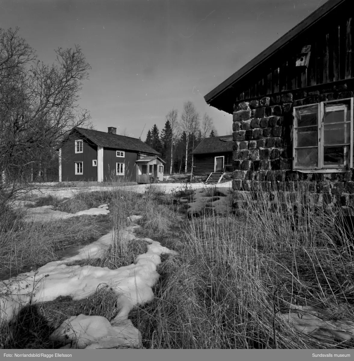 En gammal fallfärdig gård med omgivningar i Galtström.