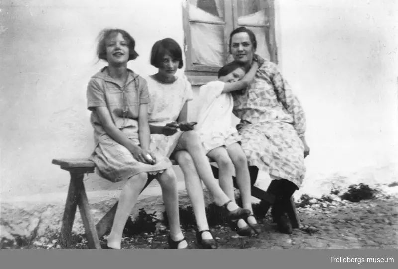 Systrarna Ann-Marie,Märta och Karin och deras kusin Marta Jönsson född 5-5- 1905 och syster till Albert Jönsson.Kortet är tagit av Albert utanför deras boningslänga i Ö Värlinge år 1928.