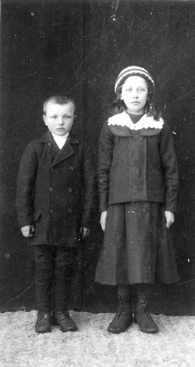 Syskena Einar Herbrandsson Brennhovd, 9 år gamal, og Egjerd Herbrandsdtr. Brennhovd, 12 år gamal. 1918