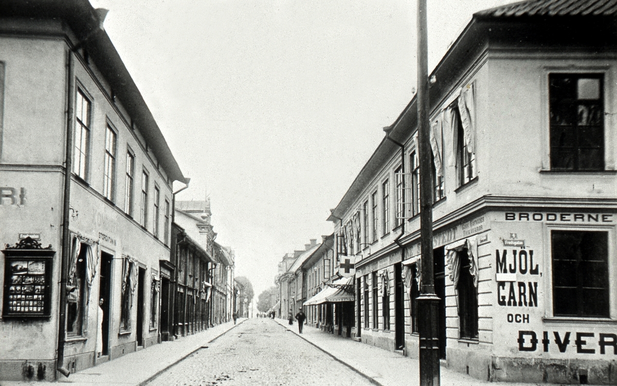 Storgatan söderut från Fredsgatan. Bröderna Sundstedts diversehandel till höger. Emil Sandgrens konditori till vänster.