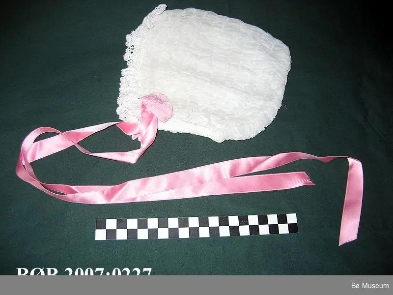 Kvit dåpsluve med vaffelsaum, blonde og rosa band i 2 nyansar, jenteluve
