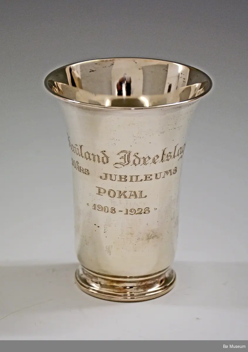 Sølvpokal med innskriften:
"Saulands Idretslags - 20 års jubileums pokal - 1908-1928"
Stempel (under): 830 S (+ merke) og 5946/96