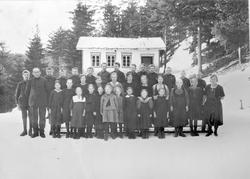 Elevar ved Juvsåbakken skule i Bø med lærararane Gjermund T.