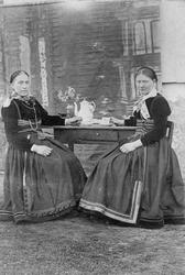 Kari Gunnarsdtr. Bergskås og Guri Slemmeli.