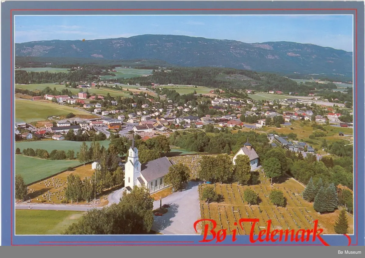 Bø i Telemark, flyfoto sett frå kyrkjene.