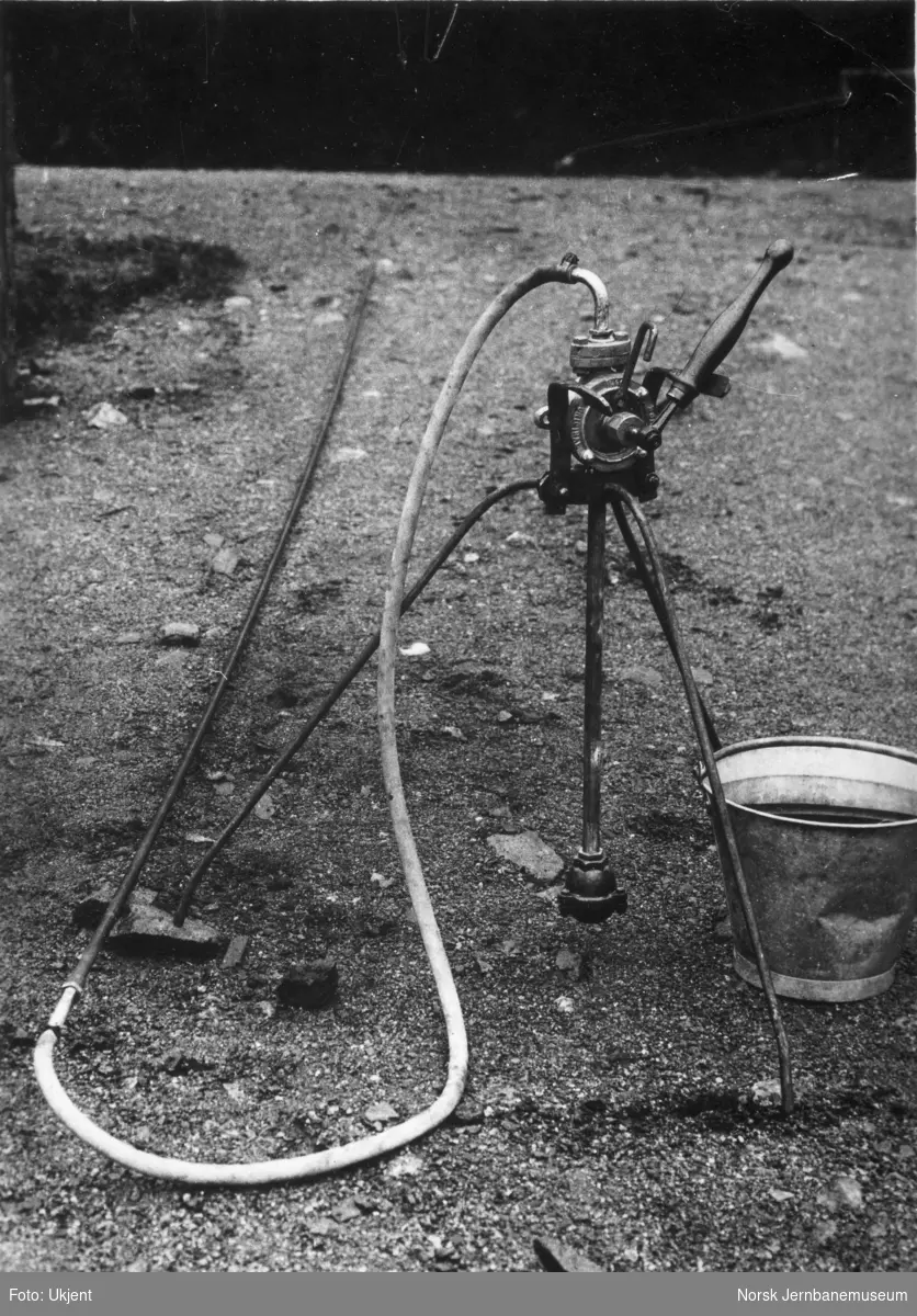 Apparat for spyling av borehull