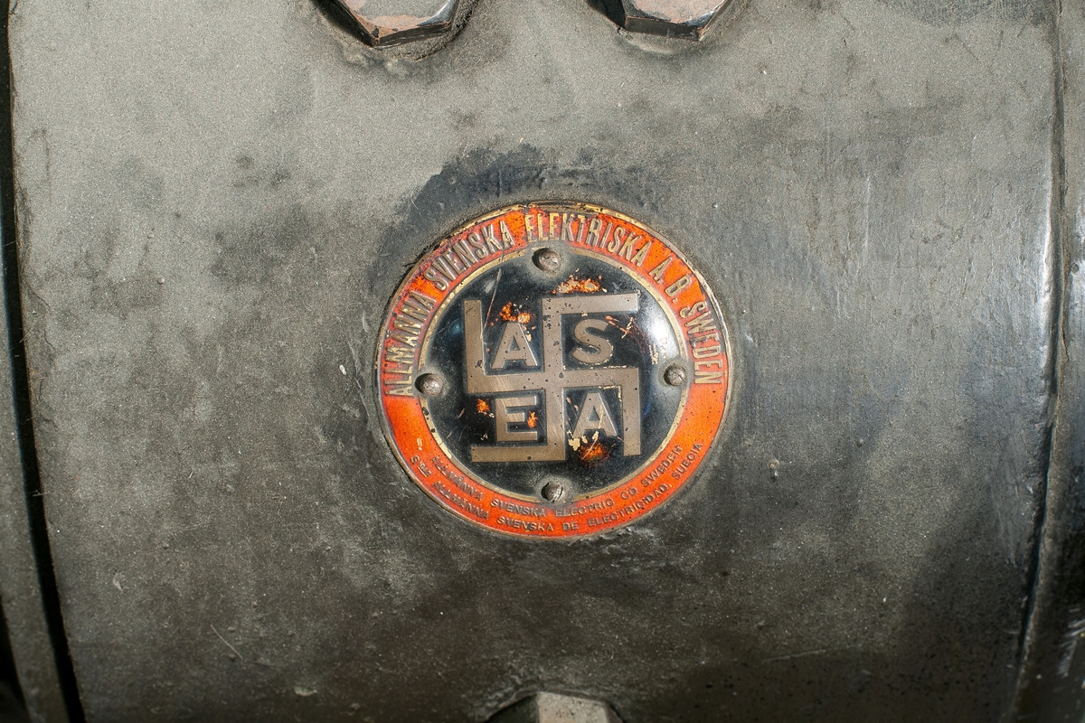 Omformaren har støypejarndeksel med innmat, opprinneleg montert på støypt sokkel og metallsokkel. 3 hoveddeler forbundne med senteraksling: trefasemotor, trefasegenerator og likestrømsgenerator. Støypt sokkel / betongfundament hadde mål: br 150 cm, lengde 205 cm, høgde 27,5 cm (25 cm opp til knekk, 45 gr bryting mot topp). 
Omformaren er demontert og flytta i mars 2017. Motoren veg 2000 kg, generatoren 2200 kg og metallfundamentet 800 kg. 
For kvar av dei tre delene, sjå registrering som delnummer, del -1, -2 og -3.