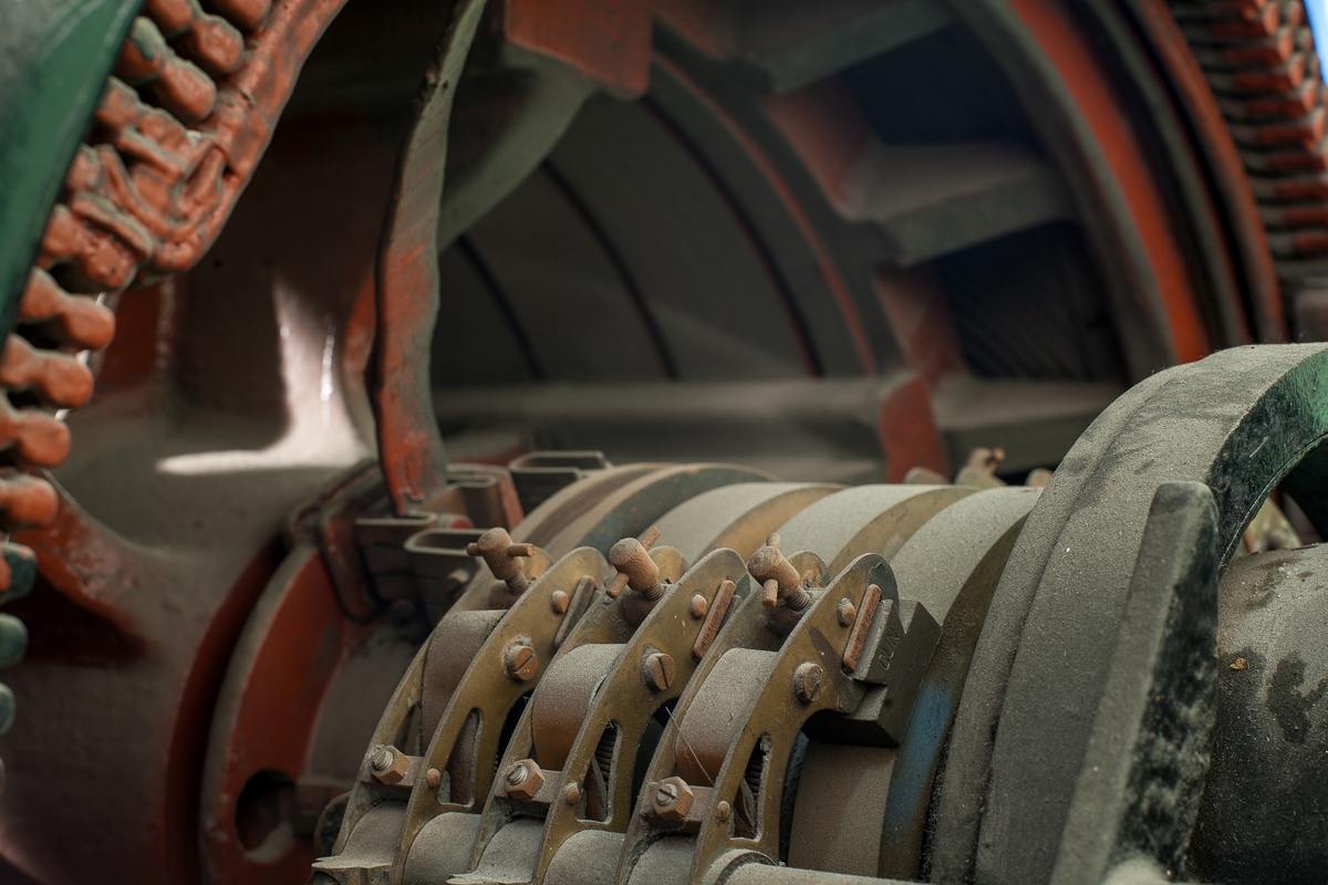 Omformaren har støypejarndeksel med innmat, opprinneleg montert på støypt sokkel og metallsokkel. 3 hoveddeler forbundne med senteraksling: trefasemotor, trefasegenerator og likestrømsgenerator. Støypt sokkel / betongfundament hadde mål: br 150 cm, lengde 205 cm, høgde 27,5 cm (25 cm opp til knekk, 45 gr bryting mot topp). 
Omformaren er demontert og flytta i mars 2017. Motoren veg 2000 kg, generatoren 2200 kg og metallfundamentet 800 kg. 
For kvar av dei tre delene, sjå registrering som delnummer, del -1, -2 og -3.