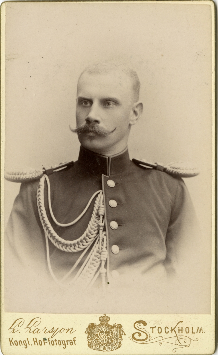 Porträtt av Constantin Magnus Fallenius, kapten vid Göta livgarde. 

Se även AMA.0000813, AMA.0007265, AMA.0007304 och AMA.0007320.