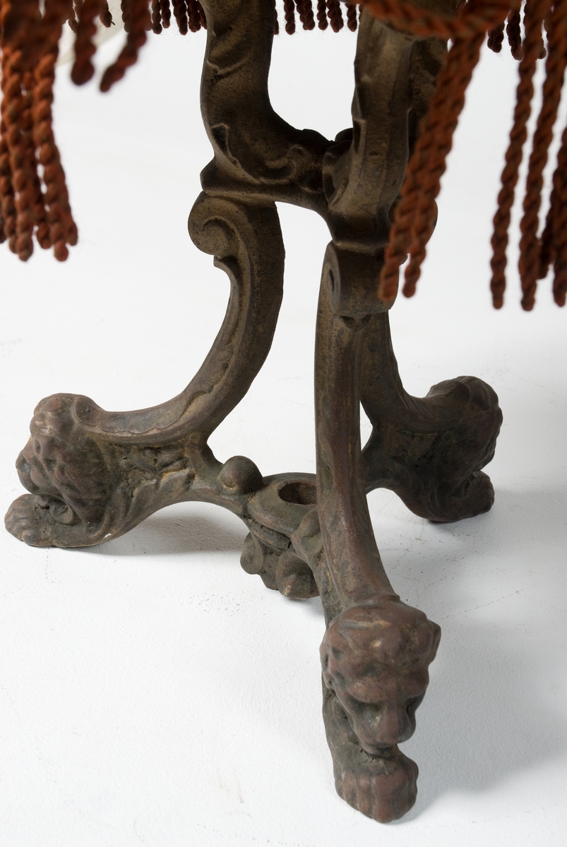 Stol av mahogny med halvcirkelformat ryggstöd (en av sex stycken likadana). Vridbar sits med resårer. Plyschklädda och försedda med fransar. Underrede av gjutjärn med tre fötter och en skruv i mutter för fastsättning i däck.