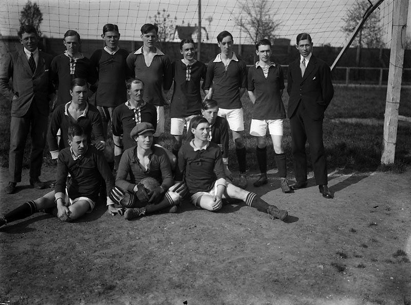 Fotbollslag, ”vy 1920” på asken
	Metallutfällning.