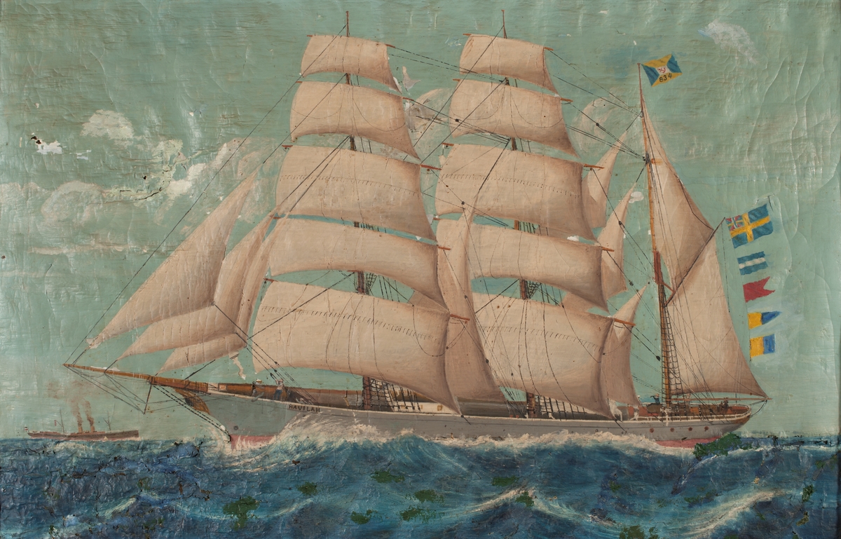 Tremastade barkskeppet HAVILAH av Malmö sett mot babords sida, alla segel satta, förande unionsflagg och signal under gaffeln samt på mesantoppen sjömannaföreningens flagga, nr 834. Förut mötande ångfartyg.
Stävornament.