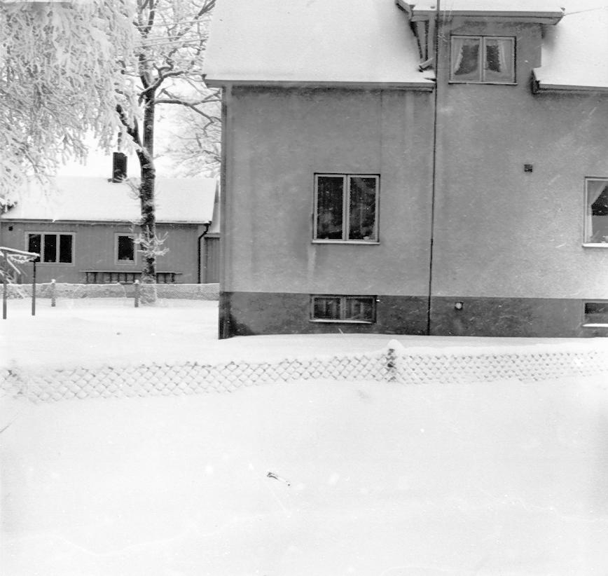 Kättilstorp 8 Januari 1968 före VA-arbeten. Textilfabr. hus och staket.