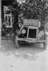 Fotosamling etter Hans Tveito. "To kvinner og en gutt fotogr