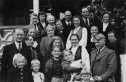 Fotosamling etter Hans Tveito. "Gruppebilde. Mannen fremst p