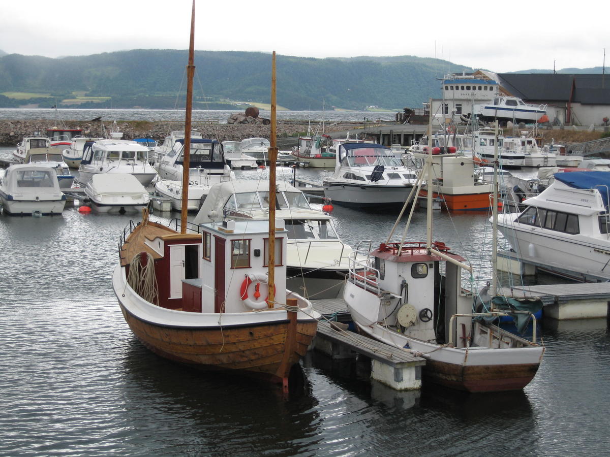 Børsabåt. Traditional fishing boat. Mainly a motorboat, but it also has sails. (Foto/Photo)