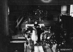 Brudeparet foran presten ved alteret. Se også MINØ.047472