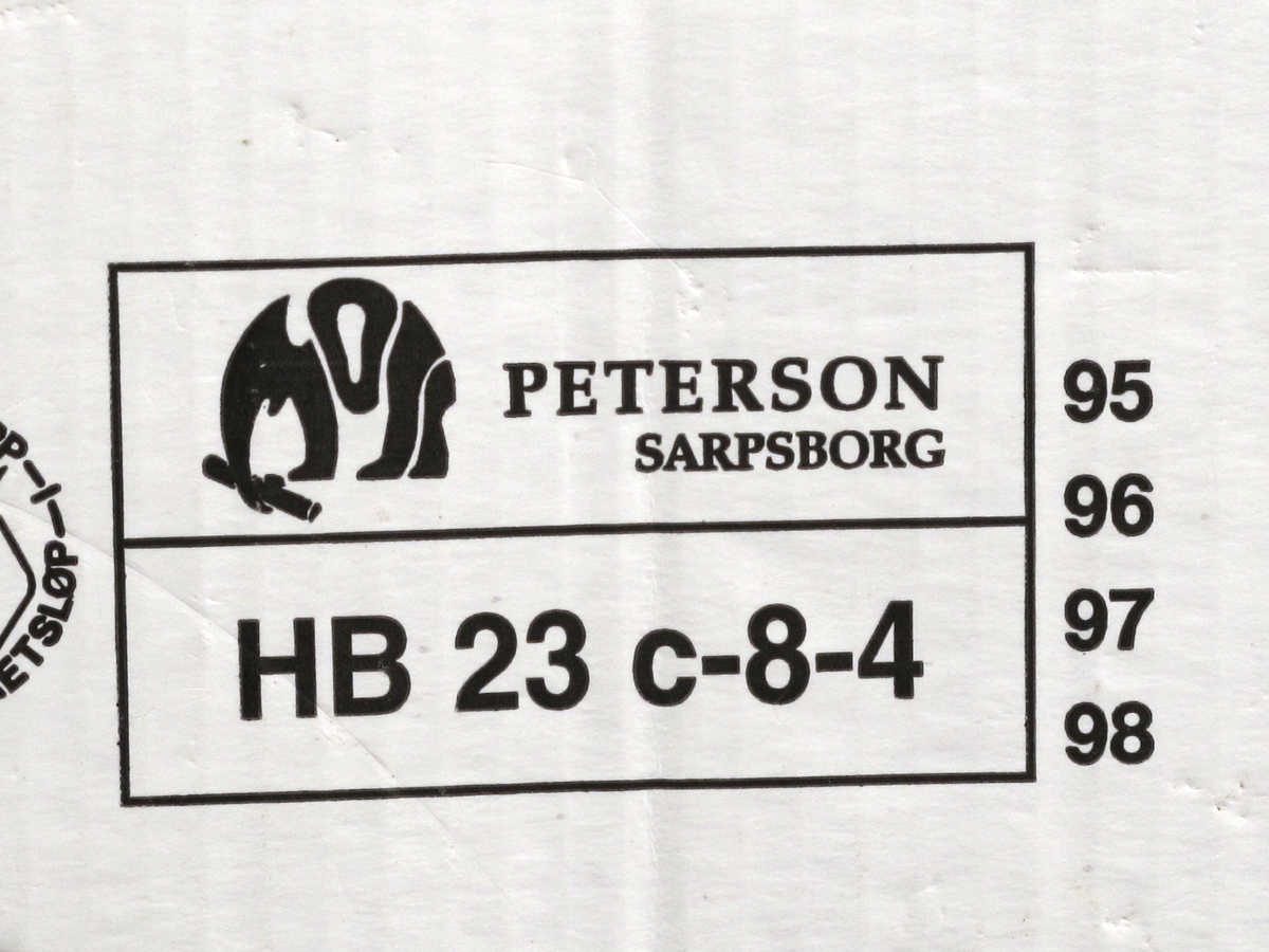 Eske av kartong, til 5 pakker surkål à 450 g. 3 sider med vareopplysninger og firmalogo, kortsidene med  strekkode.