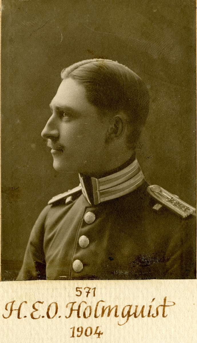 Porträtt av Hugo Emil Ossian Holmquist, löjtnant vid Göta livgarde.