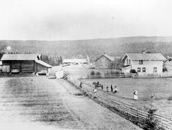 Ulviken gård ved Floen (Ulviksjøen), 1897. Fra venstre: ukje