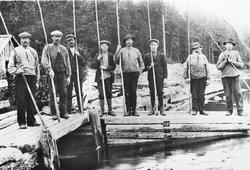 Gruppebilde, fløtebilde fra Bønsdammen ved Mjermen, ca. 1919