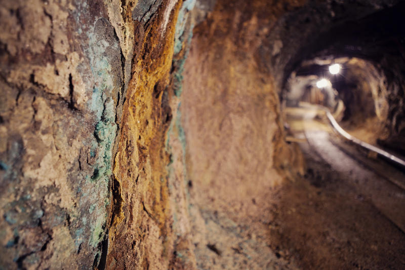 På bergveggen inne i Gammelgruva er det mange fine farger og formasjoner. Utfellinger av kobber får en turkis farge inne i fjellet.