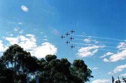 Seks fly av typen Pilatus PC-9 fra RAAF i formasjon, under e