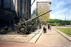 Landskap. Flere kanoner oppstil vekker interesse blant publi