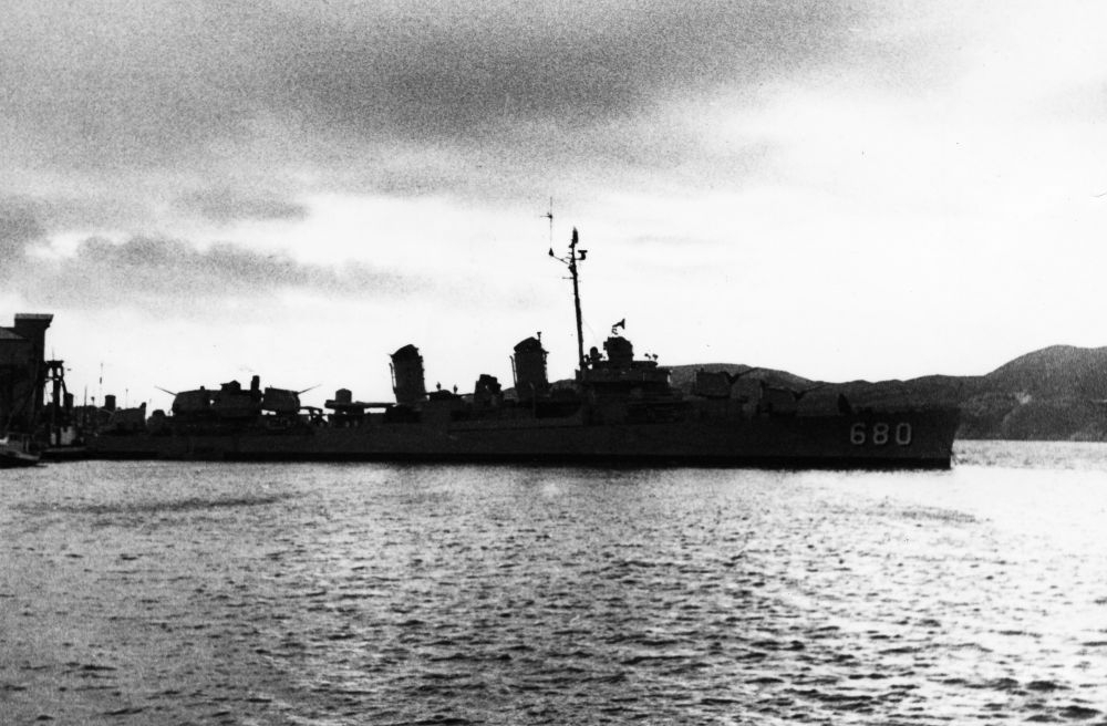 Landskap. Bodø havn. Et krigsskip ligger ved kai i indre havn.