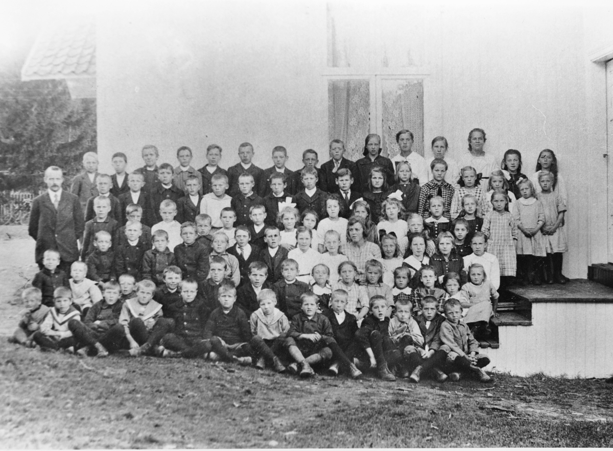Gruppebilde, skolebilde fra Klava ved Fosser, ca. 1920 eller litt senere