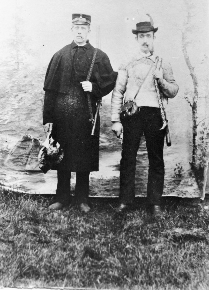 To skyttere på Bjørkelangen ca. 1895. Fra venstre: Johan Borgersen Hagan og Simon Nilsen Ødegård.