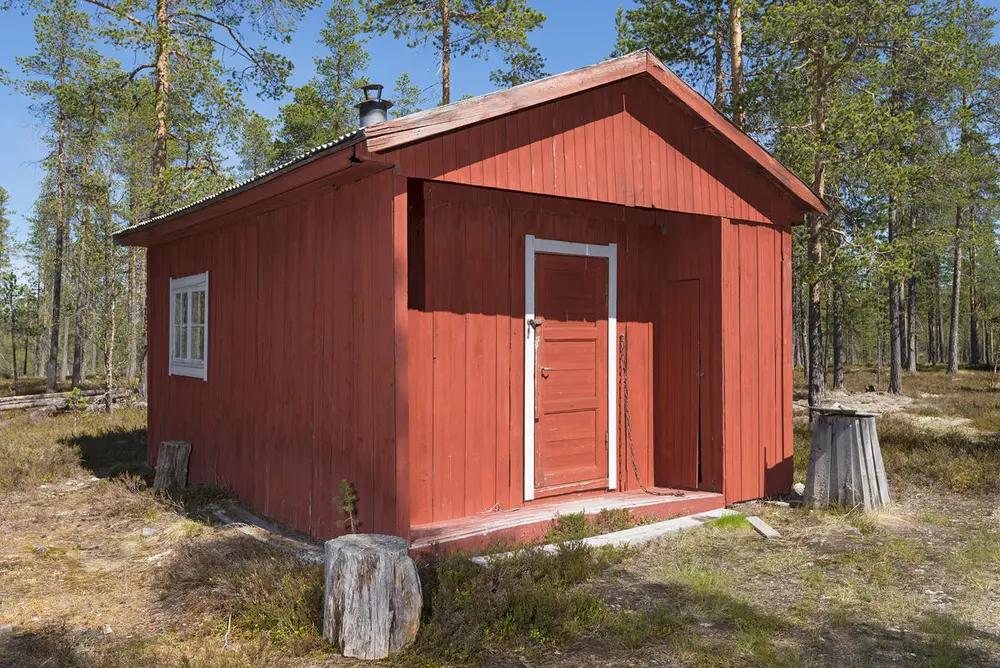 Lemkoia er rød med inngang på gavlveggen.